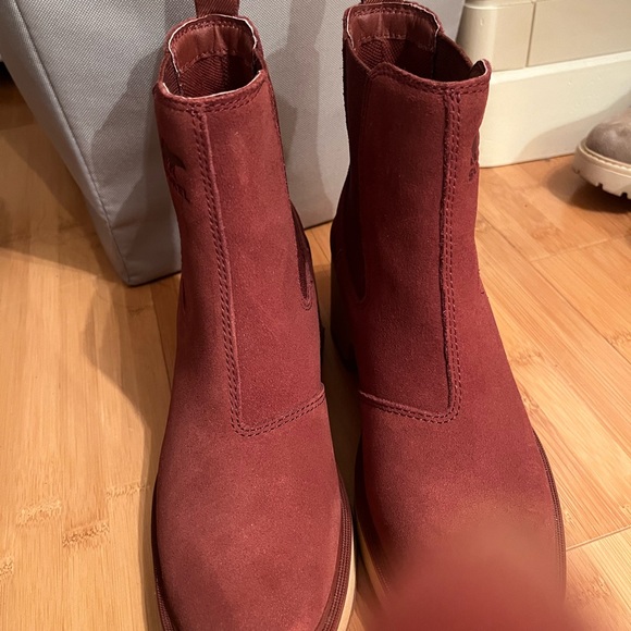 WOMEN'S HI-LINE™ HEEL CHELSEA BOOT - Picture 4 of 5